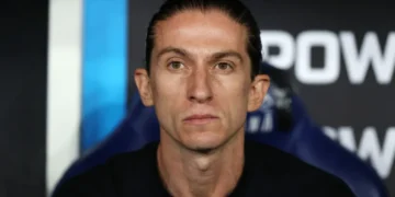 Filipe Luís entra na mira do Bayer Leverkusen para assumir clube alemão