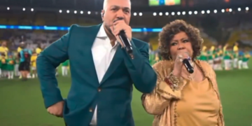 Alcione responde críticas após cantar Hino Nacional no Maracanã: “Foi uma falha técnica”