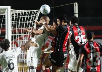 Vitória vence o Botafogo no Barradão e sobe na tabela do Brasileirão