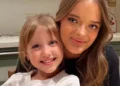 Rafa Justus diverte a família ao presentear irmã com boneca gigante: “Parece o Haaland”