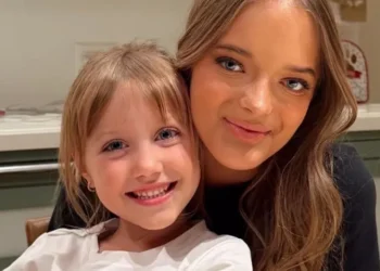 Rafa Justus diverte a família ao presentear irmã com boneca gigante: “Parece o Haaland”