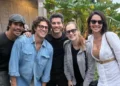 Elenco de “Rebelde” se reúne no velório de Lua Blanco e faz homenagem emocionante à atriz