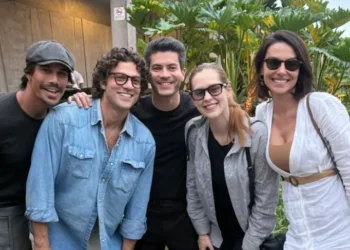 Elenco de “Rebelde” se reúne no velório de Lua Blanco e faz homenagem emocionante à atriz
